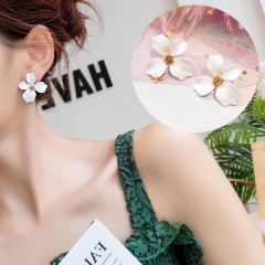 1 Pair Small Fresh Flower Earrings For Women White