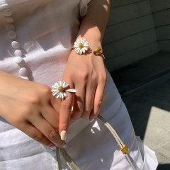 Small Daisy open bracelet Golden
