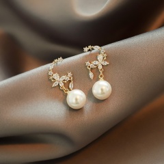 Inlaid White CZ With Pearl Earring Gold