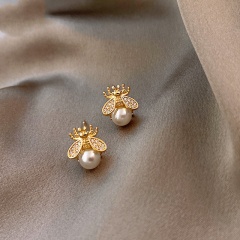 Little bee pearl stud earrings bee