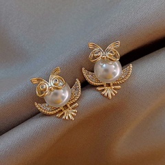 Owl imitation pearl stud earrings (size 1.2*1.8cm) gold