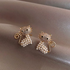 Cat Imitation Pearl Rhinestone Stud Earrings (size 1.6*1.4cm) gold