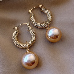 Twist-shaped imitation pearl earrings champagne