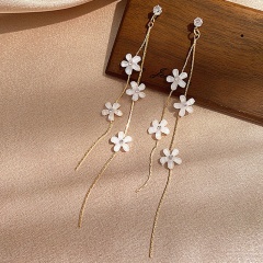 4 white flowers resin rhinestone long tassel earrings (size 9.5*1cm) gold