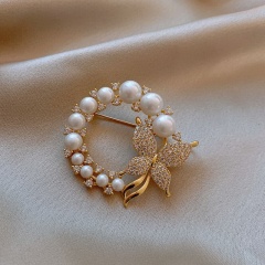 Geometric round imitation pearl brooch with rhinestones A