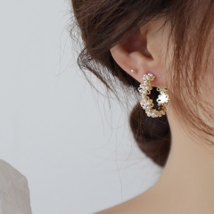 Flower imitation pearl crystal stud earrings (material: copper + imitation pearl + crystal + silver needle / size: about 3.5cm) Golden