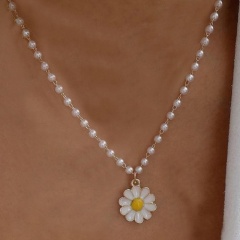 Yellow daisy imitation pearl clavicle chain necklace (material: alloy + painting oil + imitation pearl / size: 46+7cm) Golden