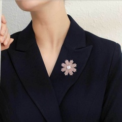 Christmas Snowflake Diamond Brooch (Material: Alloy/Size: 5.1*5.1cm) Rose Gold