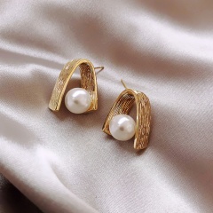 Simple Curved U-shaped Pearl Earrings 2*1.8cm Gold