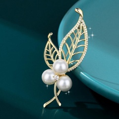 Inlaid CZ With White Pearl Brooch Gold