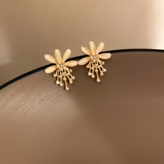 Inlaid Rhinestone Gold Flower Earring 2*3cm Gold